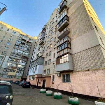 Продається чотирикімнатна квартира на вулиці Сергія Ядова.