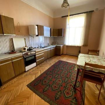 Оренда 4-кімн. квартири в центрі, вул. Головна