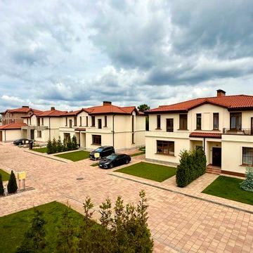 Без%.Продаж дуплекса в КМ "Фонтан",є басейн,барбекю. Підгірці.3 сотки