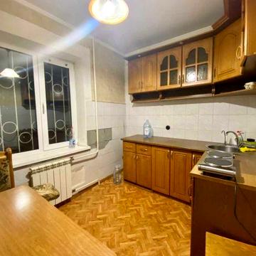 Ревуцького 18а, 1к квартира, м Харківська 15 хв , 1 поверх !