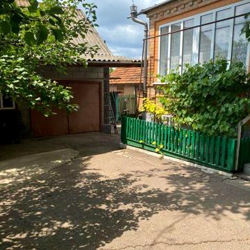 Продаж будинків/ нерухомість