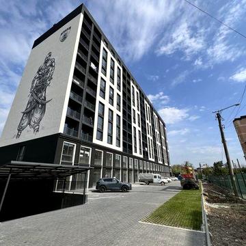 Простора 2-кімнатна з кухнею студією в центрі в новобудові