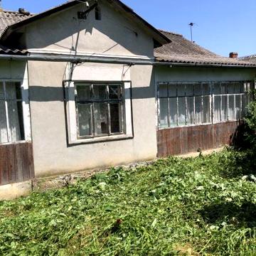 Продається будинок з земельною ділянкою
