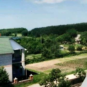 Капітальний будинок в місті.