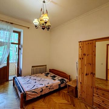 Межигірська вул., 30