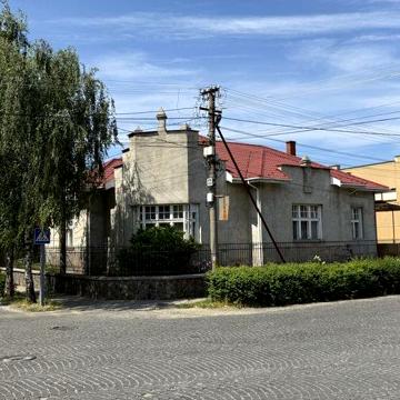 Житловий будинок + комерційне приміщення у самому серці міста!