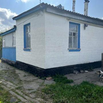 Продам 2/3 будинку в селі Ревне