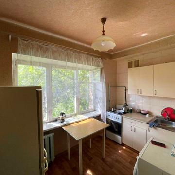 Продам 2-кімнатну 46 м² квартиру в цегляному будинку, спокійний район!
