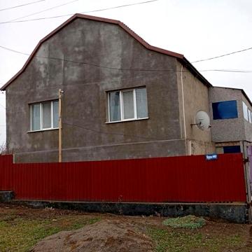 Великий двох поверховий будинок