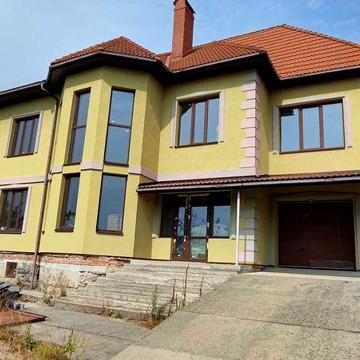 Продається новий двоповерховий цегляний будинок на березі річки.