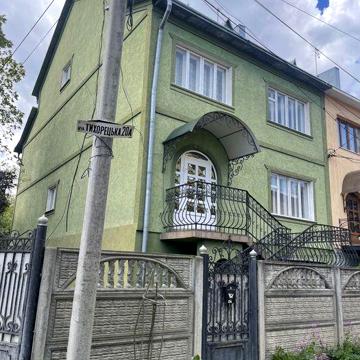 Продається будинок з подвір’ям та зеленою зоною. Поруч до центру