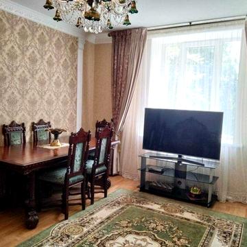 Продаю 3-х комнатную сталинку 86 кв.м с гаражом в старом центре.  ц10