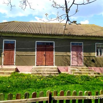 Продаю будинок (господарство) в селі Вартиківці Кельменецького району