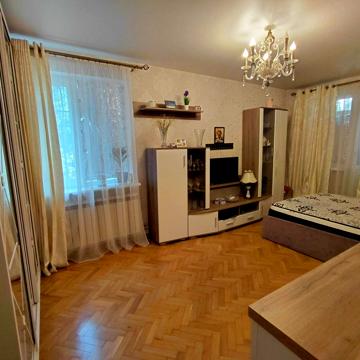 Космонавтів вул., 18