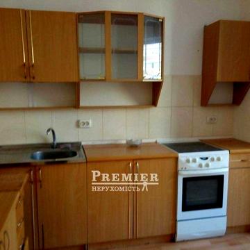 Простора квартира в новому будинку.