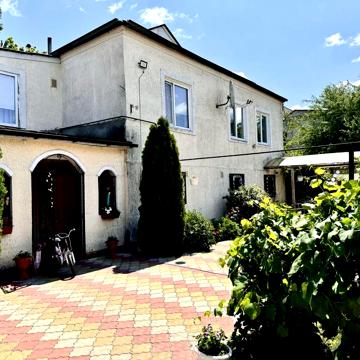 Продам капитальный дом с ремонтом, п. Обуховка- центр