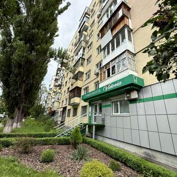 У центральній частині столиці на правому березі Дніпра.
