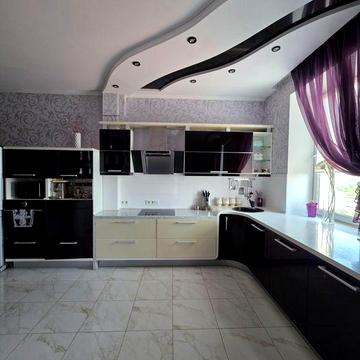 Простора квартира в новобудові в Центрі міста .Повна комплектація.