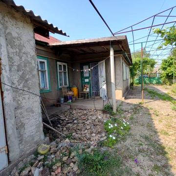 Дом по центральной улице.
