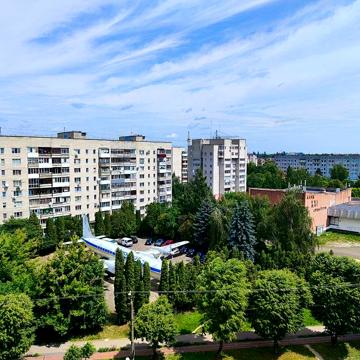 Видова 3-кім. квартира на Молоді (навпроти літака)!