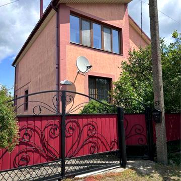 Продається трирівневий будинок