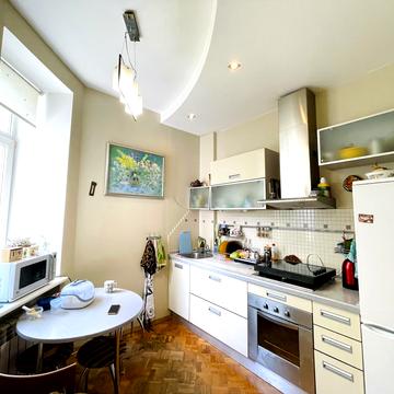 Куликівський узвіз (Революції), 9