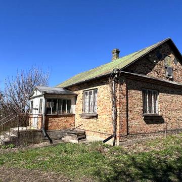 Цегляний будинок під реконструкцію з великою ділянкою в с. Городок