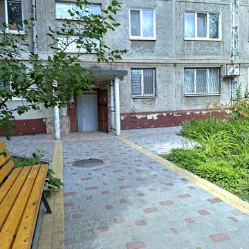 Лахтинська вул., 12
