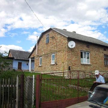 будинок біля лісу і озера