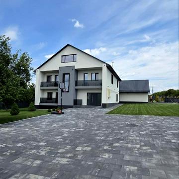 Центральна, 11