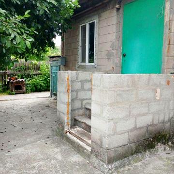 Продається  1/2 будинку в Романково, біля 28-ї школи.