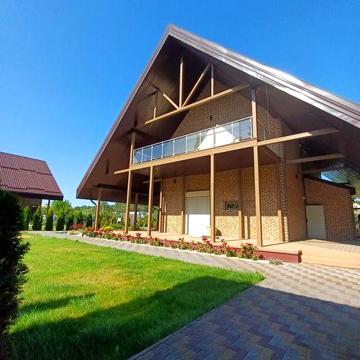Комфортний будинок біля лісу.