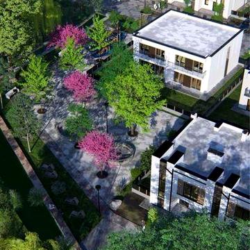 Будинок у котеджному містечку з гаражем