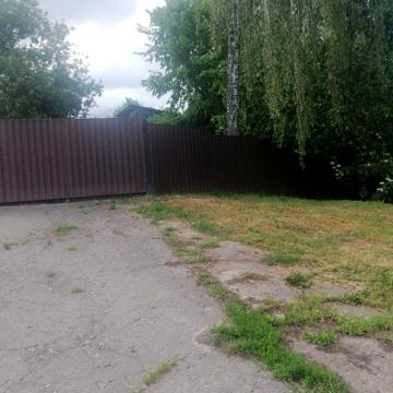 Гарний будинок біля річки