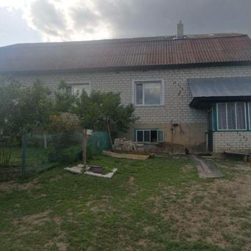 Гарний будинок біля річки