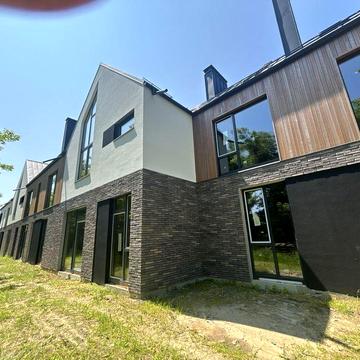 Просторий і стильний будинок у сучасному котеджному містечку