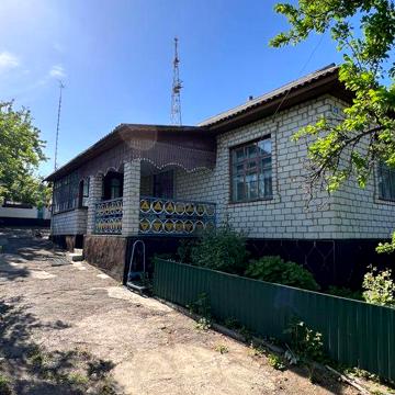 Будинок з гаражом