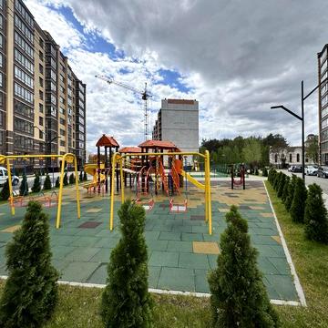 Велика 2-кімнатна \3 поверх \ будинок зданий