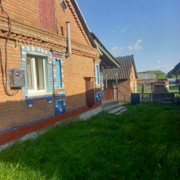 Продам будинок в центрі селі Швайківка не дорого!