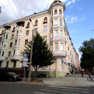 Продам 2 к сталинку район Парка Шевченко стоимость 800$ кв.метр