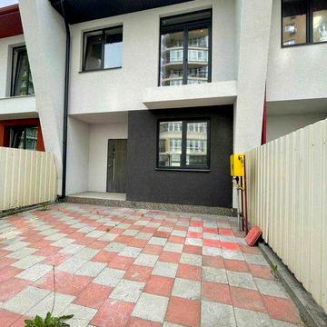 Продам Таунхаус пл.130 м.кв. з власним двором, тераса. Мін. оформл.