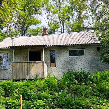 Одноповерховий цегляний будинок.Всі зручності.2 кімнати.10 соток землі