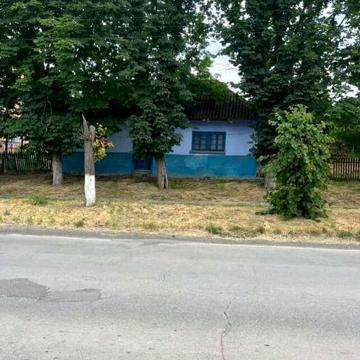Терміново продам земельну ділянку  у самому центрі Кельменців