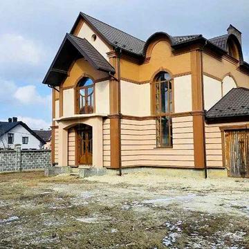 Будинок з великою ділянкою у передмісті Івано-Франківська