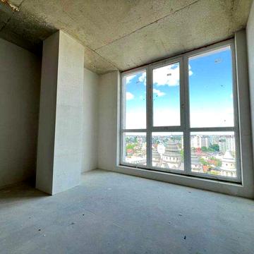 Здана 3-кім квартира в центрі з чорновим ремонтом + комора