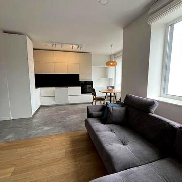 Повноцінна трикімнатна квартира в районі Центрального парку