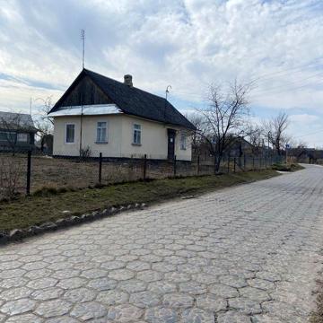 Продається будинок у центрі м. Олика