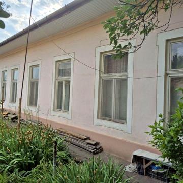 Продаж будинку в центрі міста з ділянкою.