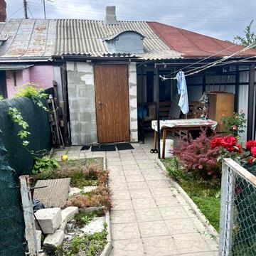 Власник. Продам частину будинку біля Південного вокзалу. Терміново.