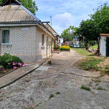 Продаж будинку та земельної ділянки